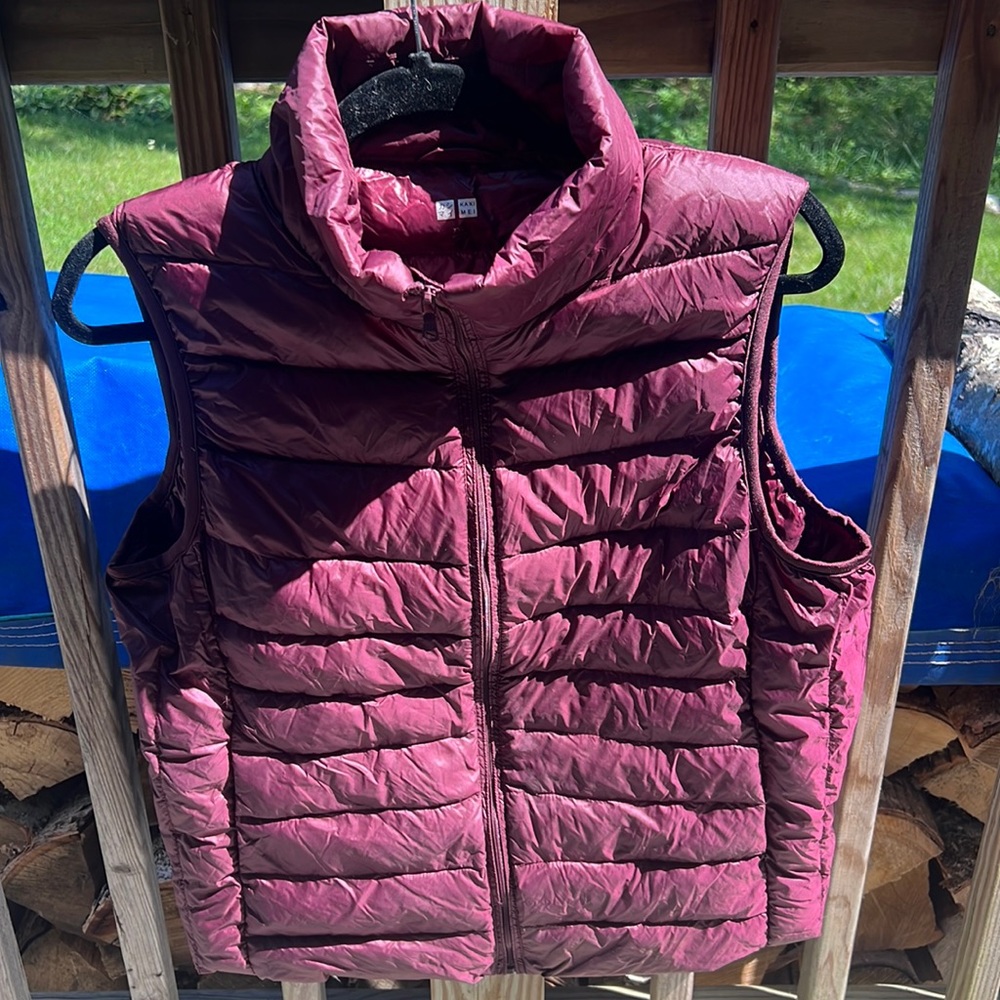Maroon Puff Vest with Stuff Sack!